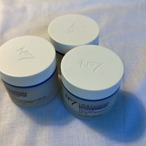 Lift & Luminate Triple Action Day Cream - White and Blue - Picture 10 of 11